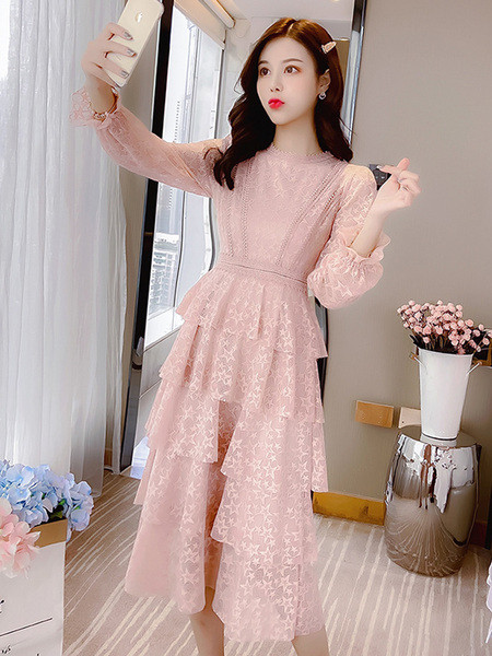 Modernus moteriškas ilgas nėriniuotas suknelės ilgomis rankovėmis kirpimo modelis