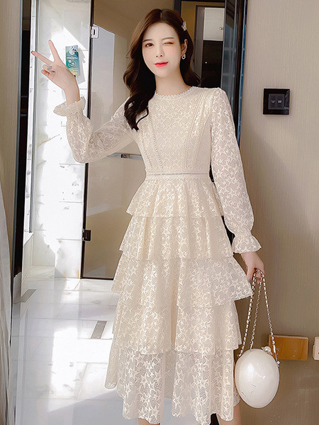 Modernus moteriškas ilgas nėriniuotas suknelės ilgomis rankovėmis kirpimo modelis