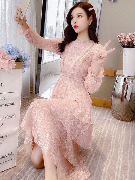 Modernus moteriškas ilgas nėriniuotas suknelės ilgomis rankovėmis kirpimo modelis