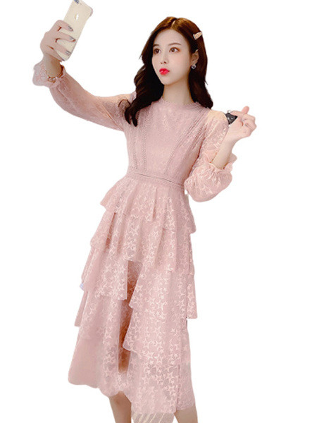 Modernus moteriškas ilgas nėriniuotas suknelės ilgomis rankovėmis kirpimo modelis