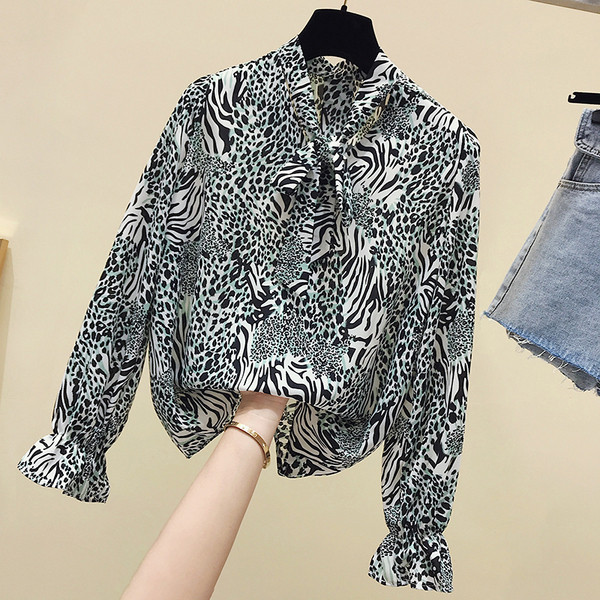 Šiuolaikiniai moteriški marškiniai su gyvūnų raštu ir apykakle su kaspinu