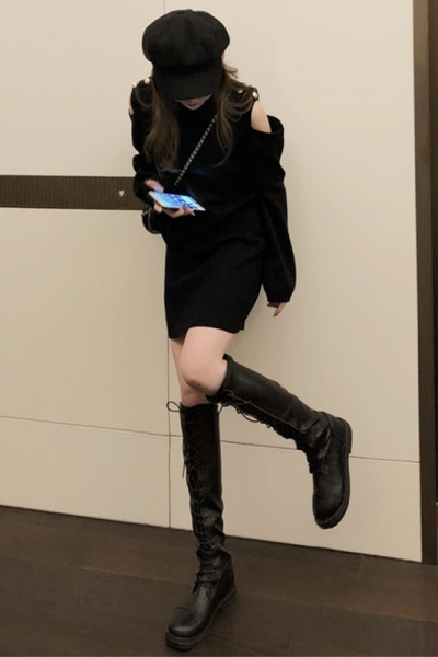 Laisvalaikio moteriška suknelė su iškirptėmis ir 3D elementais