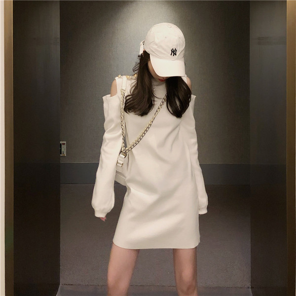 Laisvalaikio moteriška suknelė su iškirptėmis ir 3D elementais