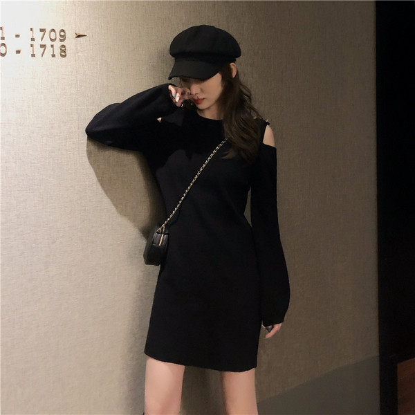 Laisvalaikio moteriška suknelė su iškirptėmis ir 3D elementais