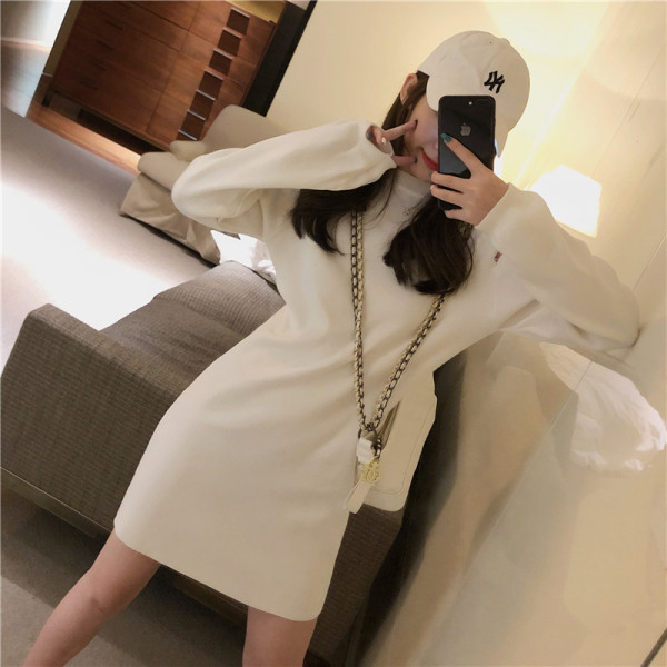 Laisvalaikio moteriška suknelė su iškirptėmis ir 3D elementais