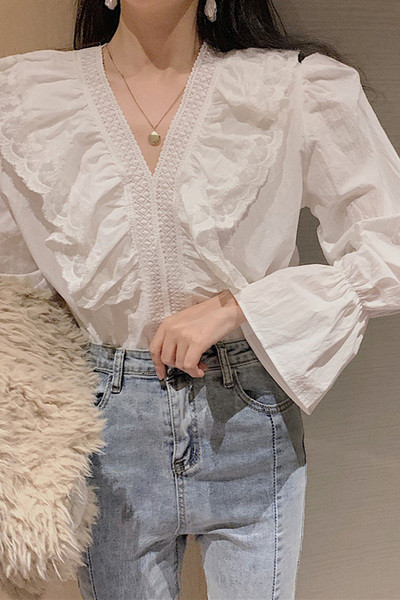 Modernūs moteriški marškiniai plačiomis rankovėmis ir špico iškirpte