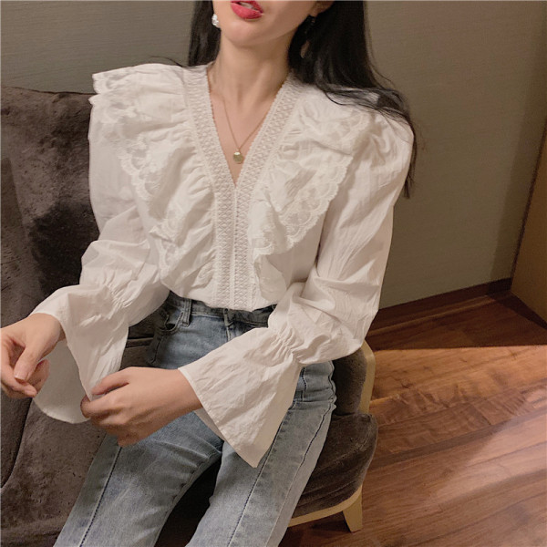 Modernūs moteriški marškiniai plačiomis rankovėmis ir špico iškirpte