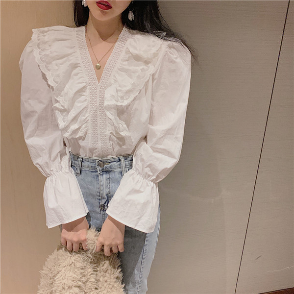 Modernūs moteriški marškiniai plačiomis rankovėmis ir špico iškirpte