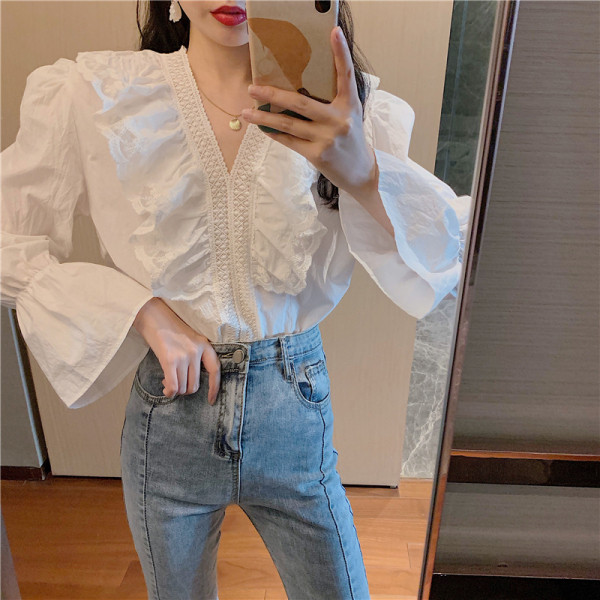 Modernūs moteriški marškiniai plačiomis rankovėmis ir špico iškirpte