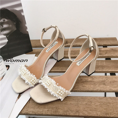 Moteriškos šiuolaikiškos basutės storu kulnu ir petnešėlėmis su perlais