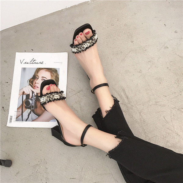 Moteriškos šiuolaikiškos basutės storu kulnu ir petnešėlėmis su perlais