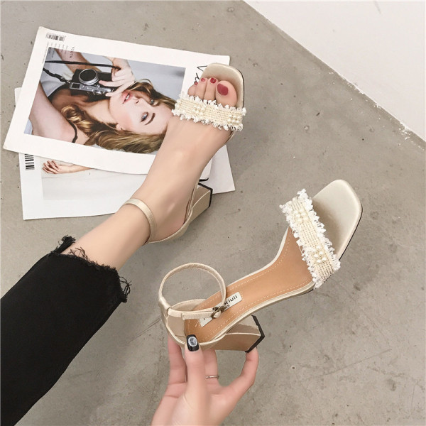 Moteriškos šiuolaikiškos basutės storu kulnu ir petnešėlėmis su perlais