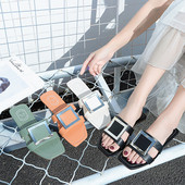 Moteriškos odinės šlepetės plokščiu padu ir metaline sagtimi