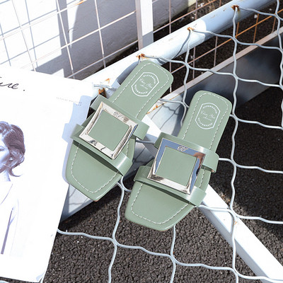 Moteriškos odinės šlepetės plokščiu padu ir metaline sagtimi