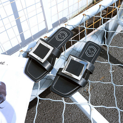 Moteriškos odinės šlepetės plokščiu padu ir metaline sagtimi