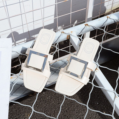 Moteriškos odinės šlepetės plokščiu padu ir metaline sagtimi