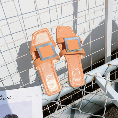 Moteriškos odinės šlepetės plokščiu padu ir metaline sagtimi