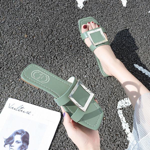 Moteriškos odinės šlepetės plokščiu padu ir metaline sagtimi