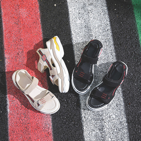 Moteriškos laisvalaikio basutės aukštais padais ir lipduku