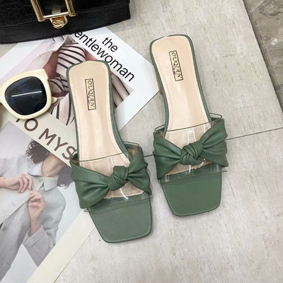 Moteriškos šlepetės su odiniu kaspinu ir storu žemu kulnu