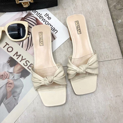 Moteriškos šlepetės su odiniu kaspinu ir storu žemu kulnu