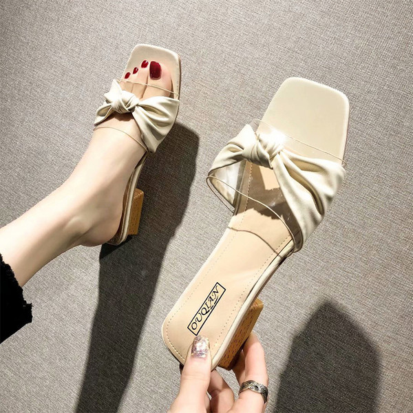 Moteriškos šlepetės su odiniu kaspinu ir storu žemu kulnu