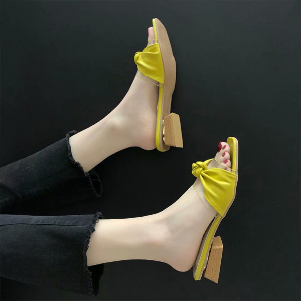 Moteriškos šlepetės su odiniu kaspinu ir storu žemu kulnu