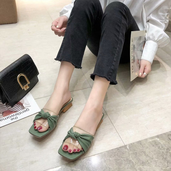 Moteriškos šlepetės su odiniu kaspinu ir storu žemu kulnu