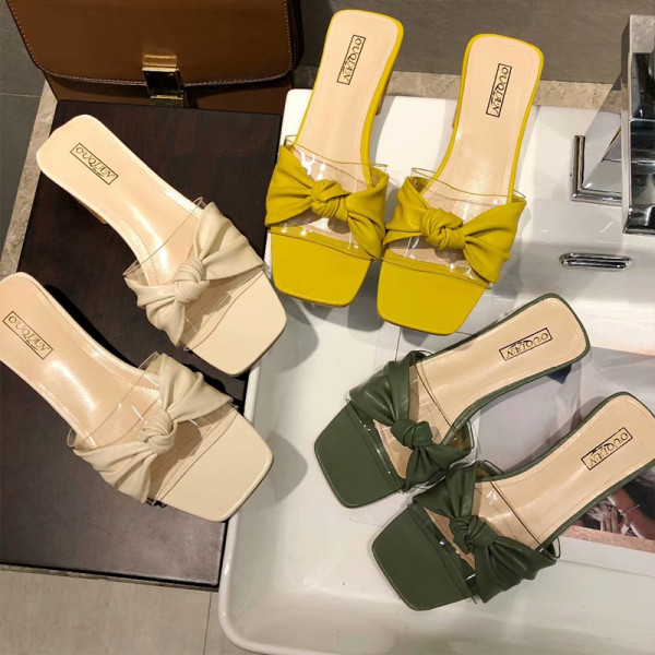 Moteriškos šlepetės su odiniu kaspinu ir storu žemu kulnu