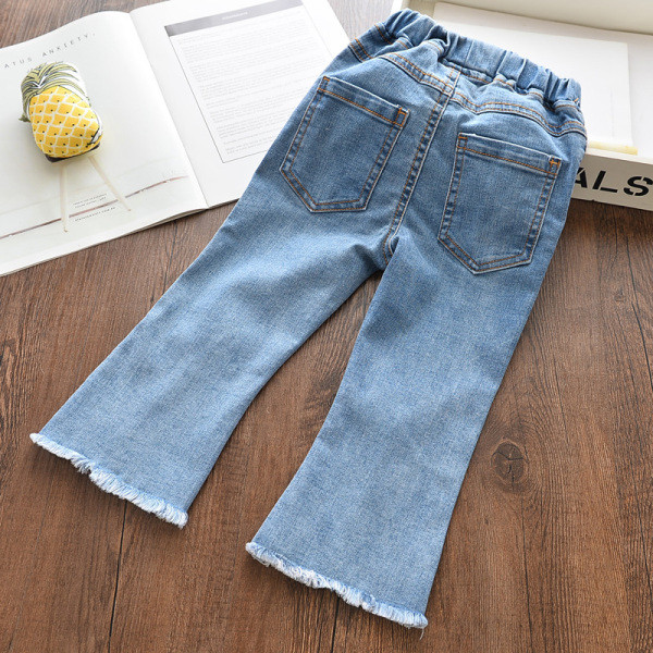 Mūsdienīgi bērnu džinsi meitenēm ar lentīti un saplēstiem motīviem