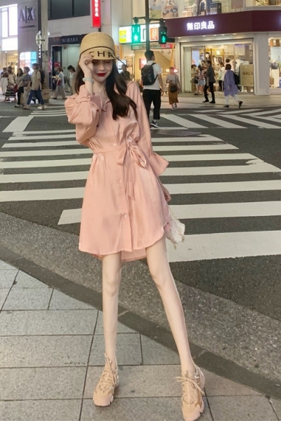 Laisvalaikio moteriška suknelė iš šifono - vidutinio ilgio