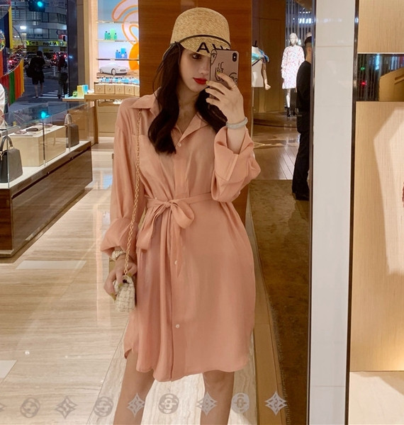 Laisvalaikio moteriška suknelė iš šifono - vidutinio ilgio