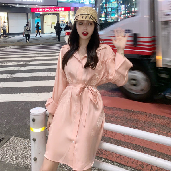 Laisvalaikio moteriška suknelė iš šifono - vidutinio ilgio