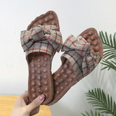 Moteriškos šlepetės plokščiu padu ir languotu kaspinu