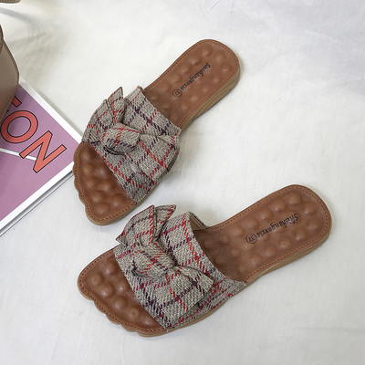 Moteriškos šlepetės plokščiu padu ir languotu kaspinu