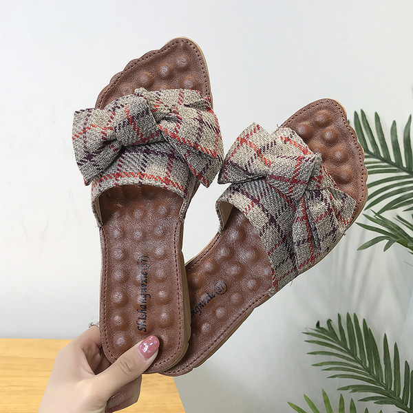 Moteriškos šlepetės plokščiu padu ir languotu kaspinu