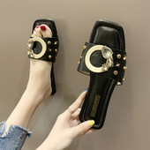 Moteriškos odinės šlepetės su metaline sagtimi ir lygiu padu