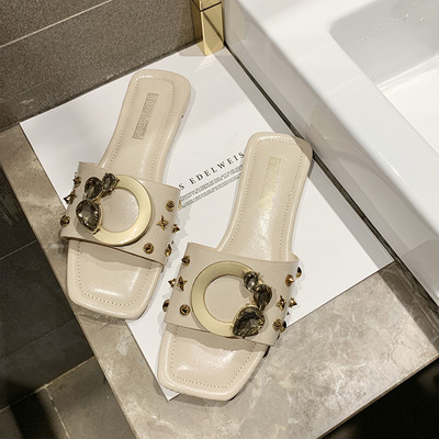 Moteriškos odinės šlepetės su metaline sagtimi ir lygiu padu