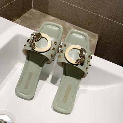 Moteriškos odinės šlepetės su metaline sagtimi ir lygiu padu