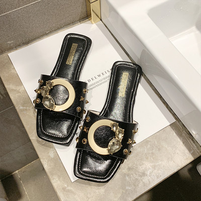 Moteriškos odinės šlepetės su metaline sagtimi ir lygiu padu