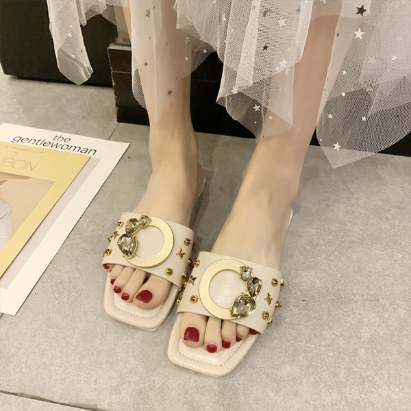 Moteriškos odinės šlepetės su metaline sagtimi ir lygiu padu