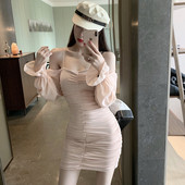 Prigludusi moteriška rožinė suknelė nuleistomis rankovėmis ir plonais petnešėlėmis