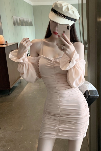 Prigludusi moteriška rožinė suknelė nuleistomis rankovėmis ir plonais petnešėlėmis