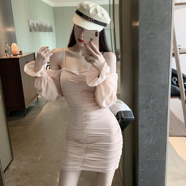 Prigludusi moteriška rožinė suknelė nuleistomis rankovėmis ir plonais petnešėlėmis