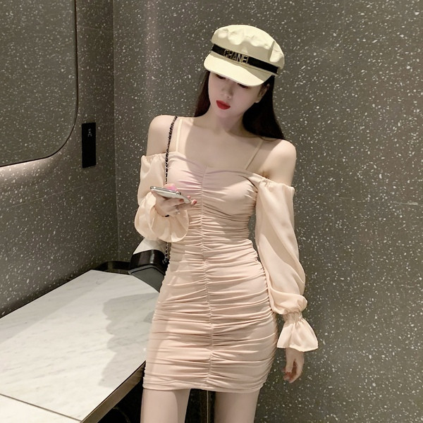 Prigludusi moteriška rožinė suknelė nuleistomis rankovėmis ir plonais petnešėlėmis