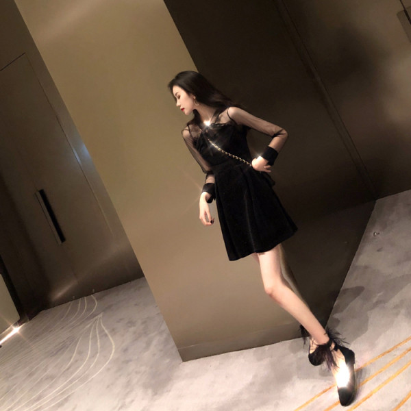 Moderna sieviešu kleita ar garām tilla piedurknēm