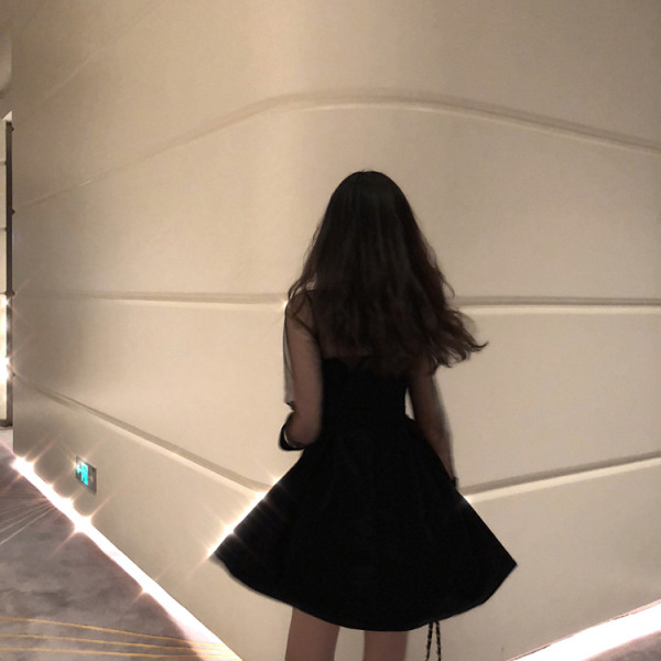 Moderna sieviešu kleita ar garām tilla piedurknēm