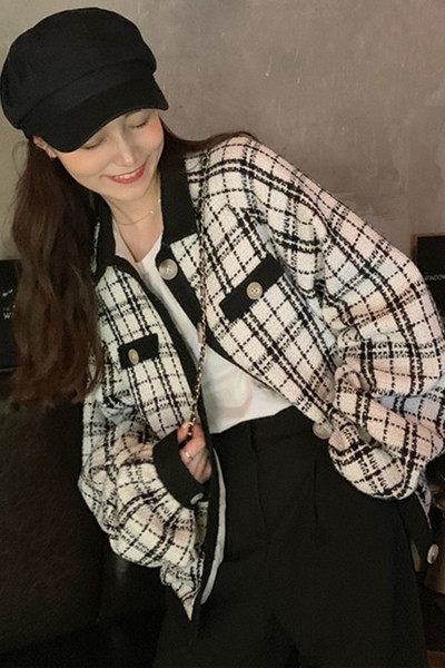 Tavaszi női fekete-fehér gombos kabát