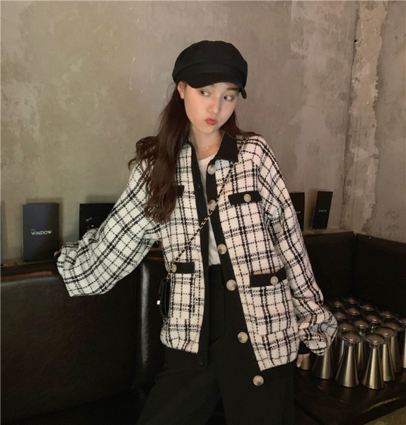 Tavaszi női fekete-fehér gombos kabát