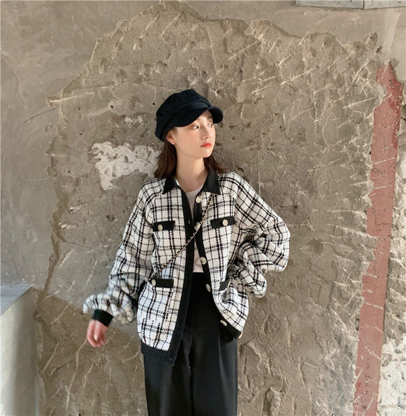 Tavaszi női fekete-fehér gombos kabát